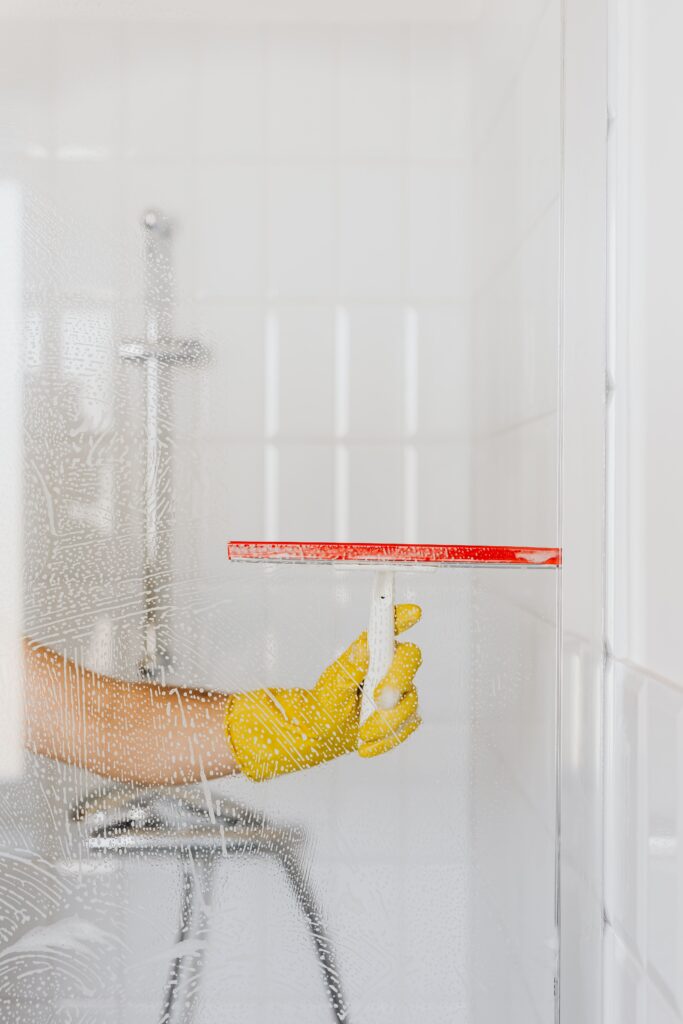 Cómo limpiar la mampara de ducha?
