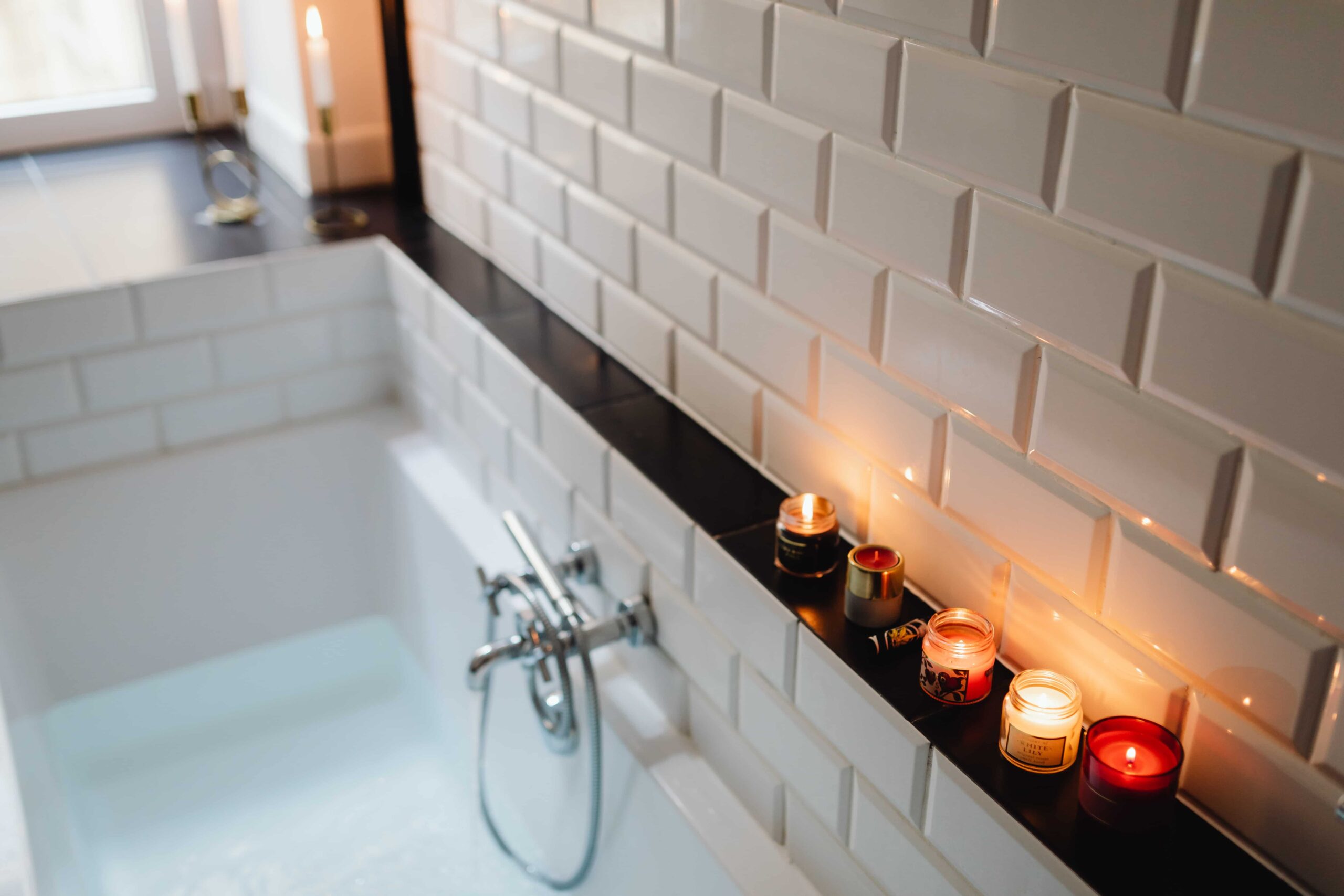 Cómo limpiar los azulejos de tu baño para acabar con las manchas